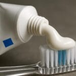 Hvorfor har tandpastatuber farvede firkanter på kanten?