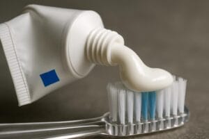 Hvorfor har tandpastatuber farvede firkanter på kanten?