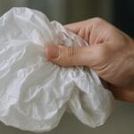 Hvorfor knitrer plastikposer?