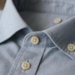 Hvorfor har skjorter en ekstra knap i kraven?